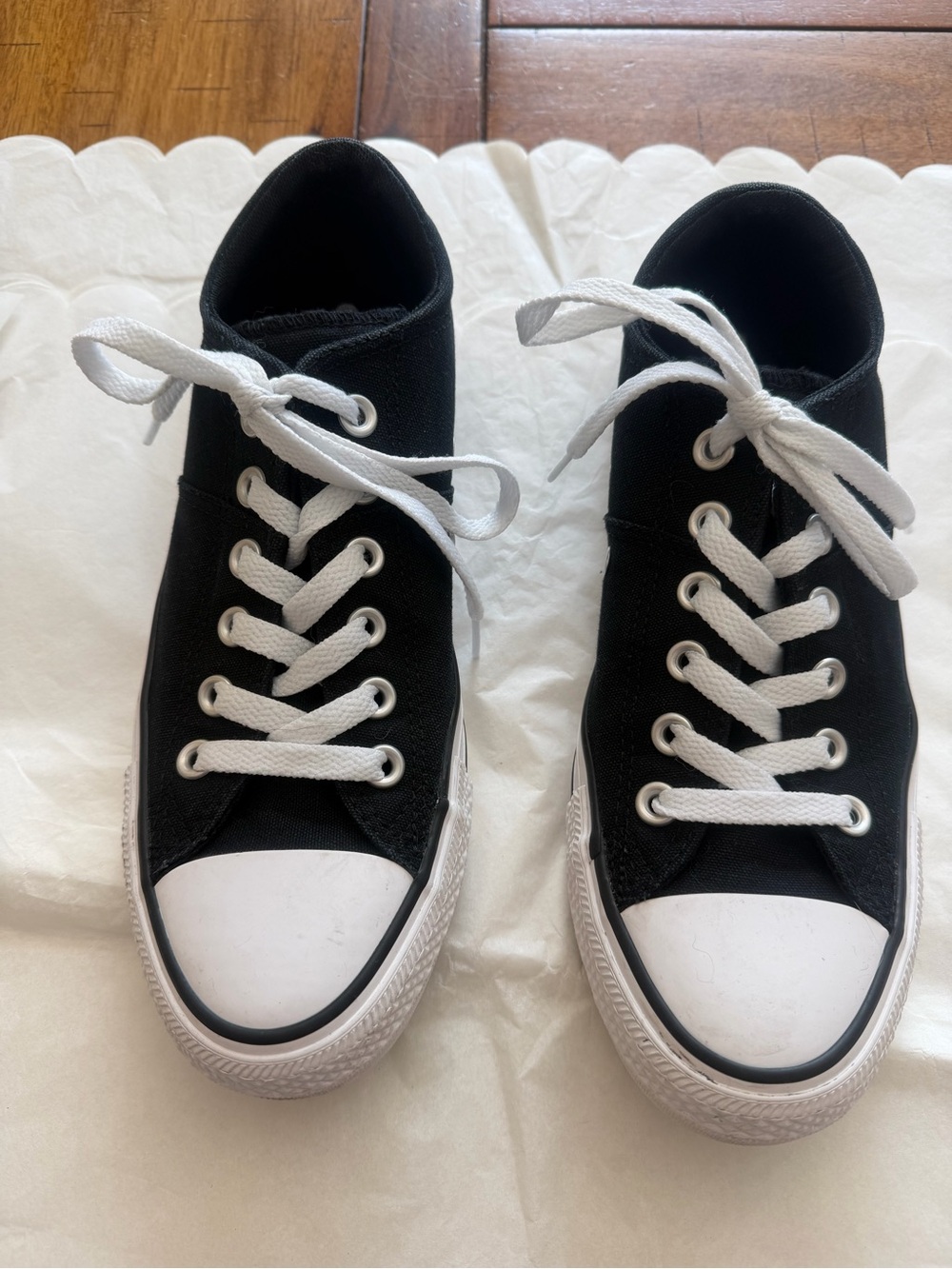 Converse All Star Low Top Sneakers Black/White Womens Size 8 Like New